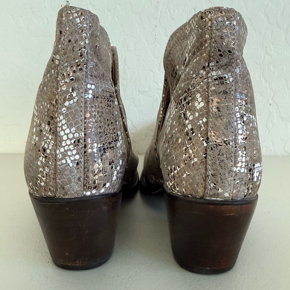 ARIAT Dixon Metallic Snake Print Leather Snip Toe Ankle Boot 9B - Picture 8 of 11